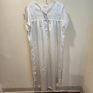 Oscar De La Renta Classic White Satin Nightgown   Intimates & Sleepwear Fits L